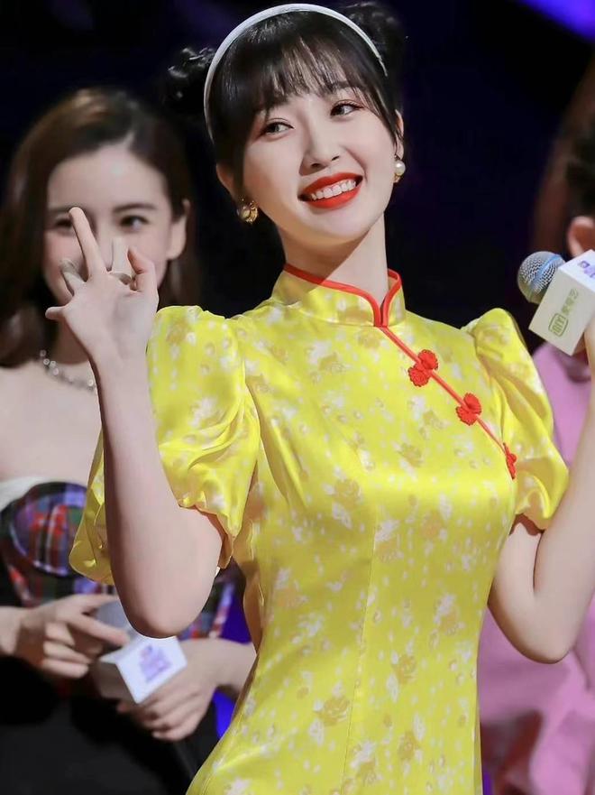 小碎花裙子怎么搭配_搭碎花裙的上衣_碎花小裙子配什么鞋