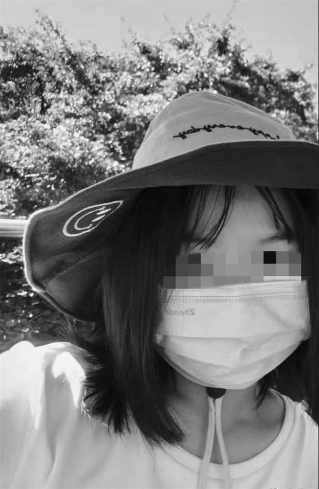 医院急诊抢救美女照片-急诊室抢救中的温暖一刻：照片传递的力量