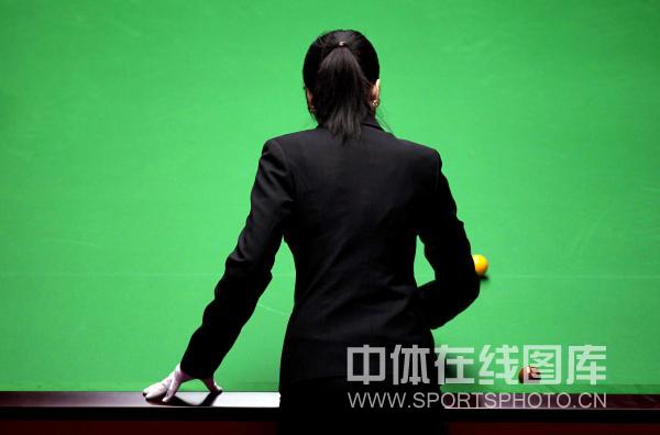 斯诺克女裁判大胸_斯诺克女裁判小娃_斯诺克的美女裁判